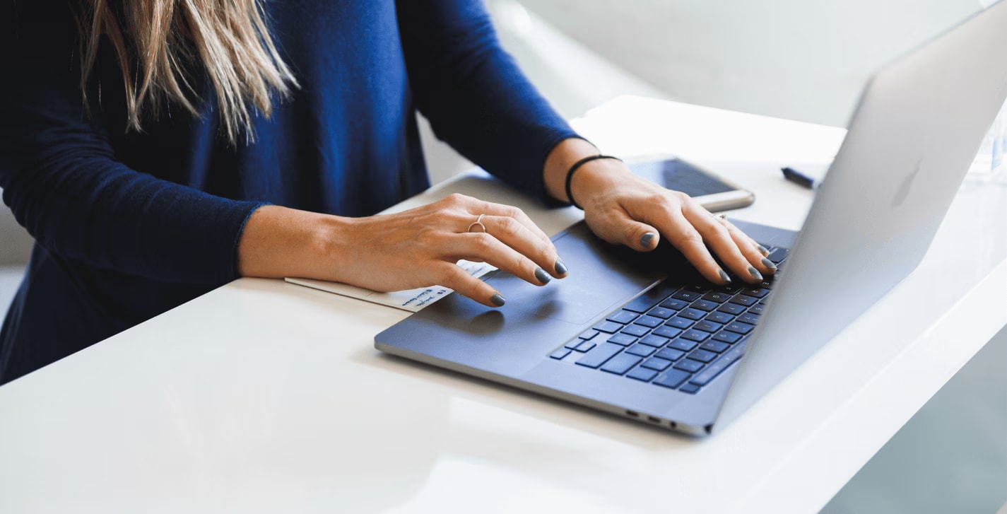 Personne utilisant un ordinateur portable pour rechercher des hôtels